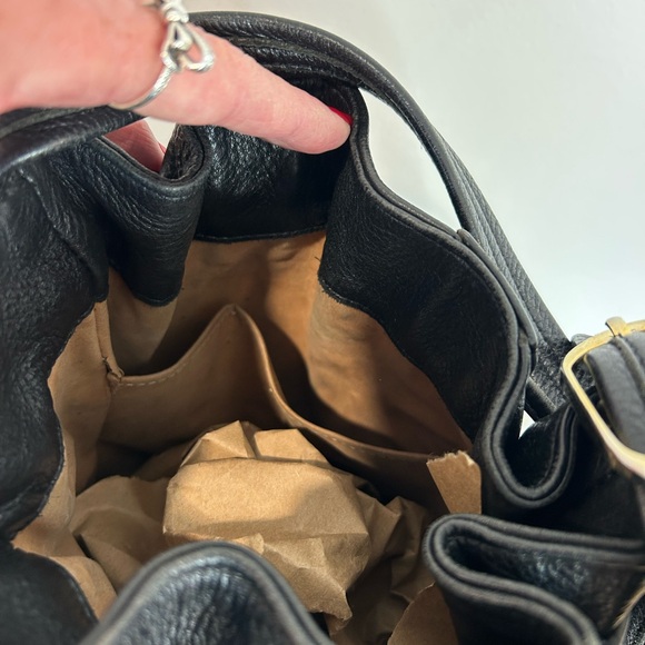 Chic Black Leather Bucket Bag with Gold Accents❤️ - Picture 6 of 13